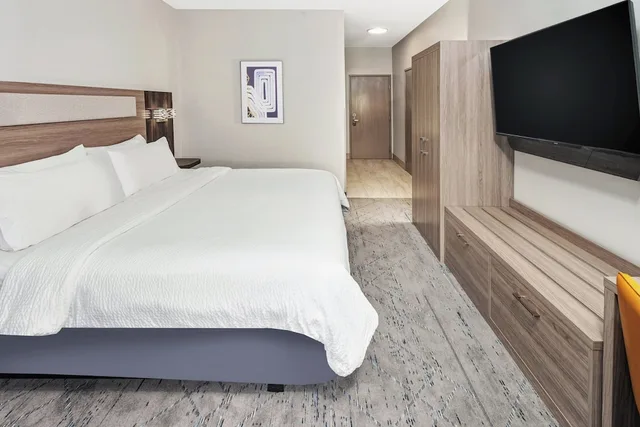 غرفة قياسية بسرير كينج مع أريكة، Holiday Inn Express & Suites Bloomington - Normal, an IHG Hotel 3/4