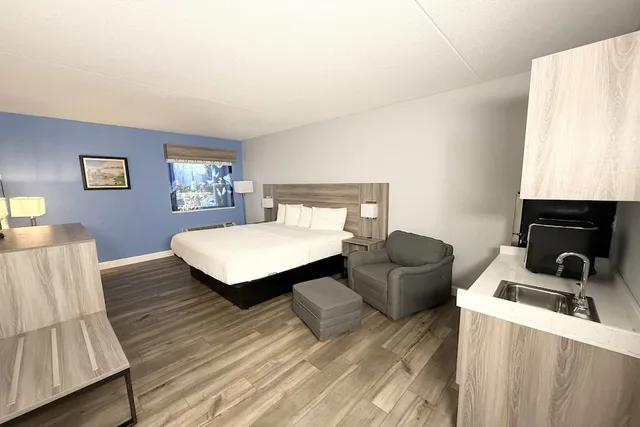 جناح بسرير كينج بمطبخ صغير، Baymont By Wyndham Indianapolis South 4/8