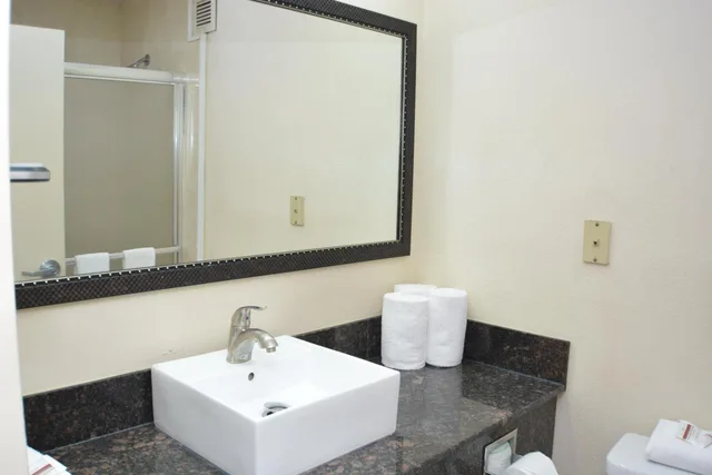 جناح بسريرين مزدوجين بمطبخ صغير، Red Roof Inn Plus Suites Chattanooga Downtown 6/7