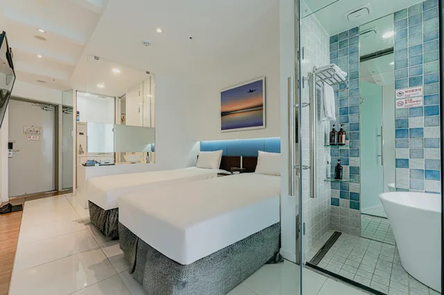 غرفة بسريرين منفصلين بإطلالة على البحر، Hamdeok Beach Stay Jeju 2/2
