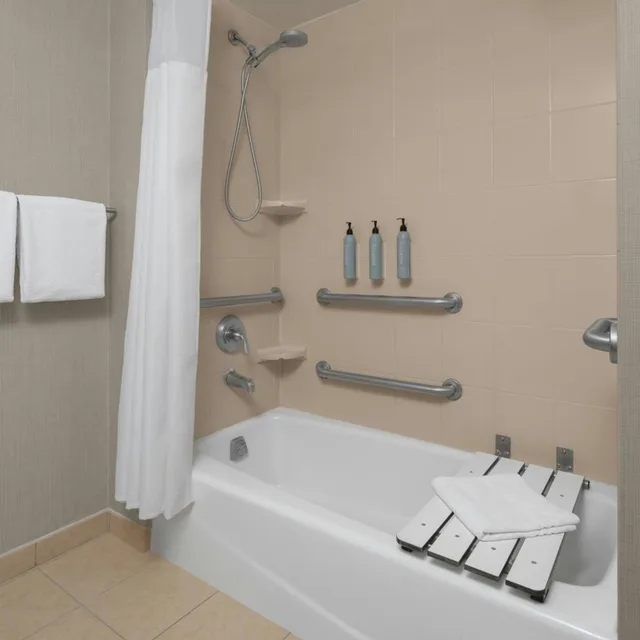 جناح استوديو بسرير كوين مع أريكة بحوض استحمام لذوي الإعاقة، Residence Inn Las Vegas Hughes Center 3/6