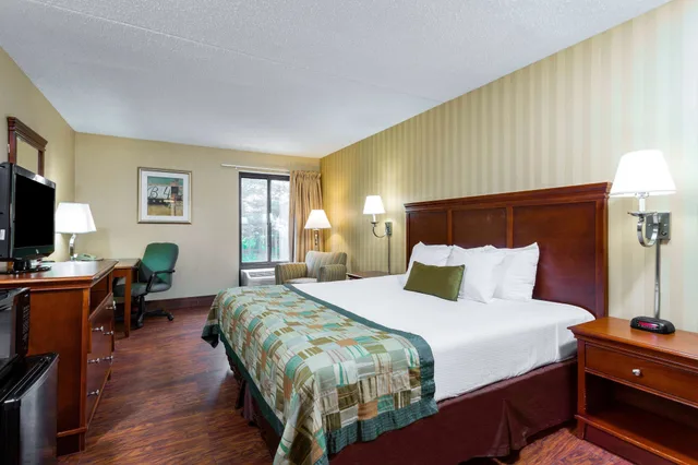غرفة تنفيذية بسرير كينج مع أريكة للمدخنين، Days Inn by Wyndham Westminster, MD 1/4