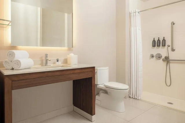 غرفة بسرير كينج بإطلالة على البحر مع أريكة، Residence Inn by Marriott Panama City 8/10