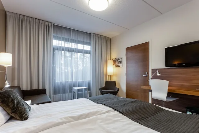 غرفة قياسية بسرير كينج مع أريكة، Holiday Club Vierumaki 2/4