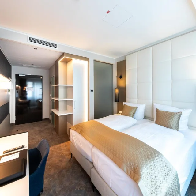 غرفة كبيرة بسرير مزدوج بإطلالة على المدينة، Best Western Premier Royal Blue - Adult Only 1/10