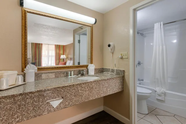 جناح بسريرين كوين مع أريكة، Quality Inn & Suites Conference Center 2/2