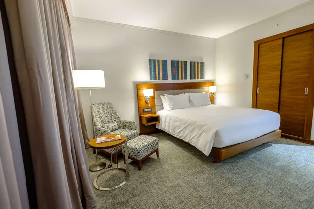 غرفة متصلة بسرير كينج وسريرين منفصلين، Hilton Garden Inn Mbabane Swaziland 5/10