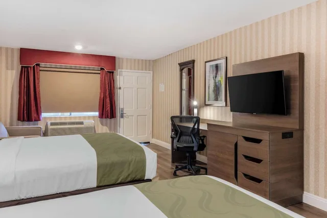 جناح عائلي بسريرين كوين، Quality Inn Suites Anaheim Maingate 3/4