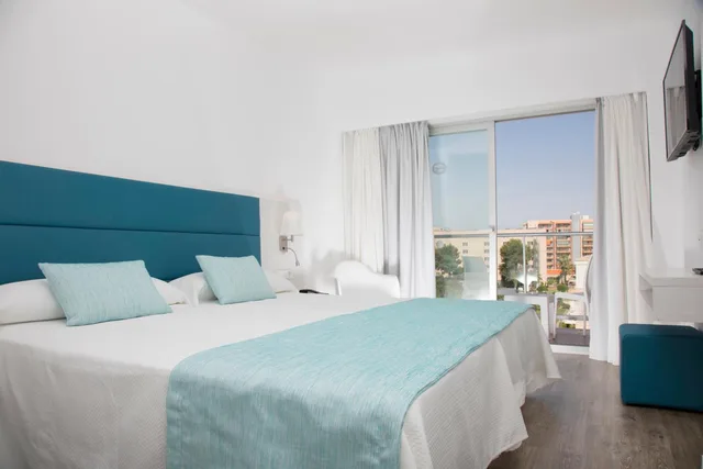 غرفة بسرير مزدوج بإطلالة على المسبح، Hotel Alua Leo 1/4