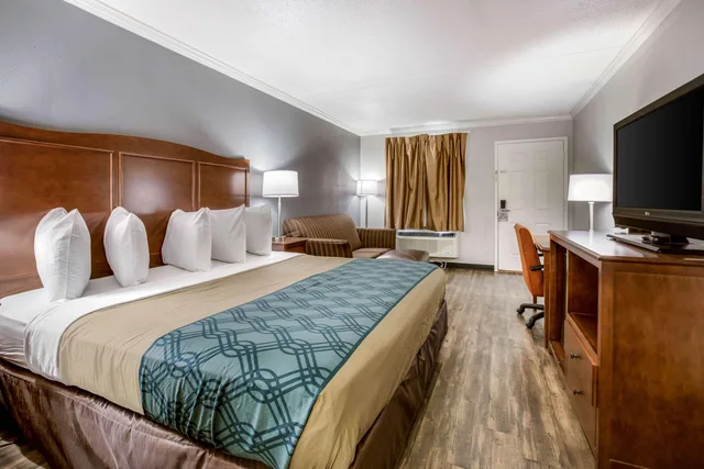 Upgrade, King Bed، Travelodge by Wyndham Canton/Livonia Area, MI 1/4