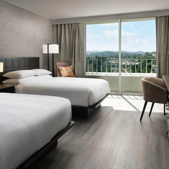 غرفة ديلوكس بسريرين مزدوجين بشرفة في طابق مرتفع، Warner Center Marriott Woodland Hills 2/3