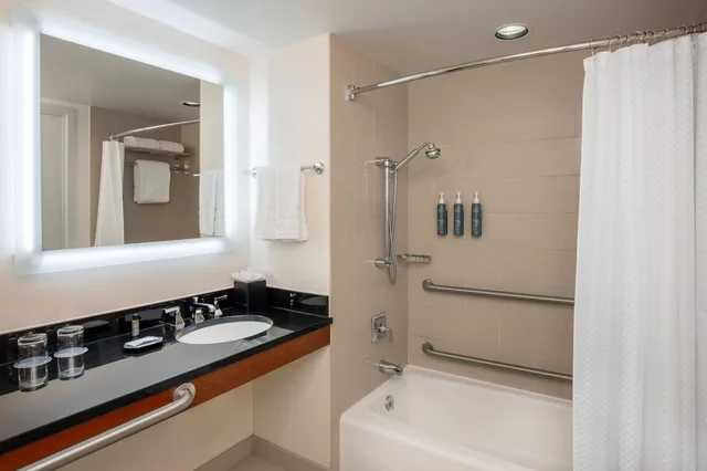 غرفة تقليدية بسرير كينج لذوي الإعاقة، The Westin Boston Seaport District 3/4