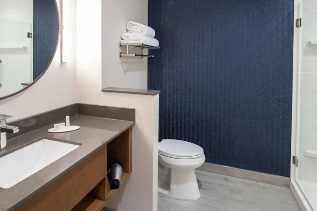 جناح بسرير كينج بغرفة نوم واحدة مع أريكة، Fairfield Inn & Suites by Marriott Anaheim Los Alamitos 3/3
