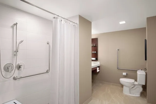 غرفة إليت بسرير كينج، Delta Hotels By Marriott Thunder Bay 5/5