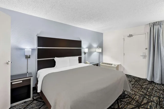 Room, King Bed, Exterior Entrance، Quality Inn Northlake 4/7