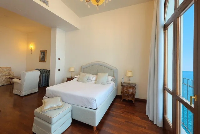 Signature, Suite, King Bed, Sea View, Sofa, Grand Hotel Europa Palace 4/10