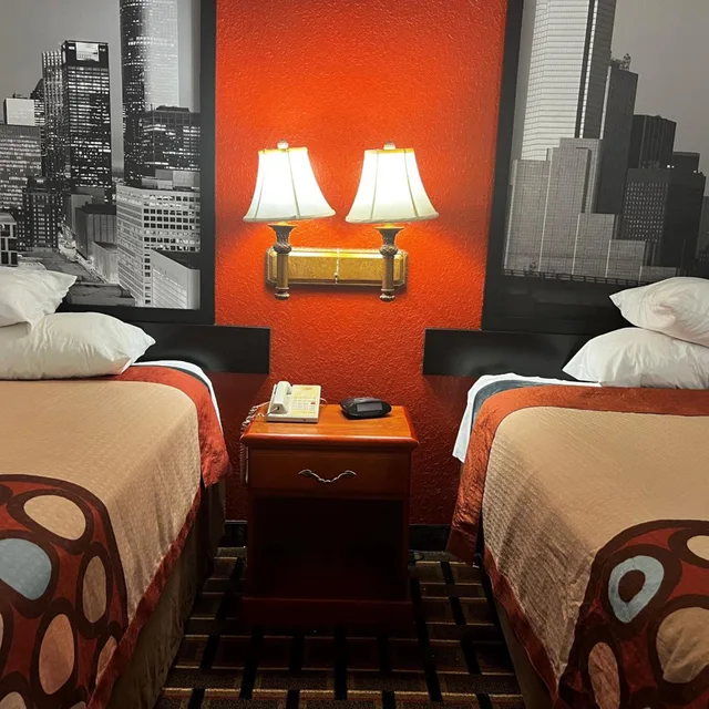 غرفة بسريرين كوين بحوض استحمام لذوي الإعاقة، Super 8 By Wyndham Brookshire Tx 8/10