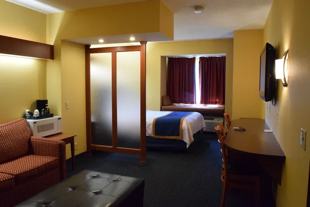 جناح جونيور بسرير كوين مع أريكة، Inn At the Finger Lakes 4/4