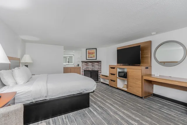 غرفة قياسية بسرير كينج، Crossroads Inn & Suites 3/5