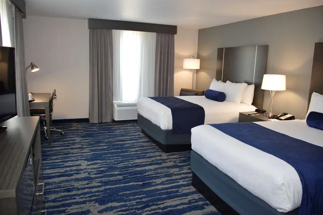 غرفة بريميوم رباعية بسريرين كوين، Garner Hotel Longview South by IHG 1/4