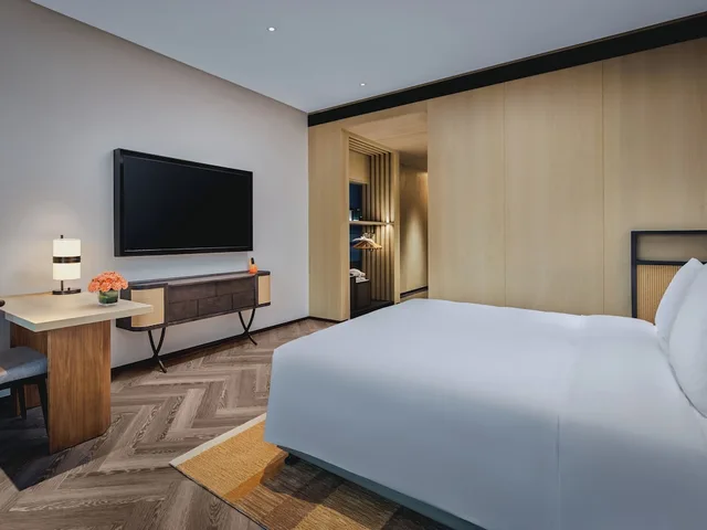 غرفة قياسية بسرير كينج، Hotel Indigo Yantai Golden Coast by IHG 2/5