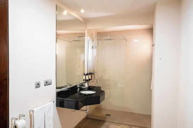 غرفة بسريرين منفصلين بإطلالة جزئية على البحر، Vila Gale Isla Canela 10/10