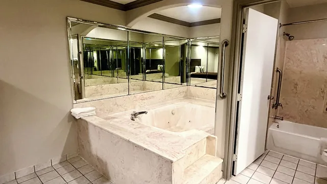 جناح بسرير كينج بحوض جاكوزي، Luxury Inn & Suites Liberty 5/9