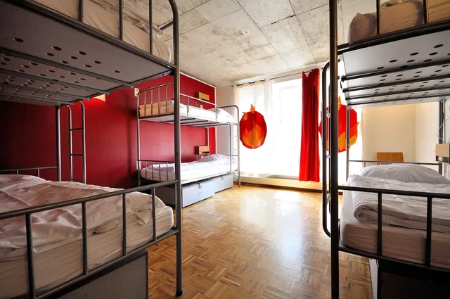 Mixed Dorm, 3 Bunk Beds, Five Elements Hostel Frankfurt 2/3