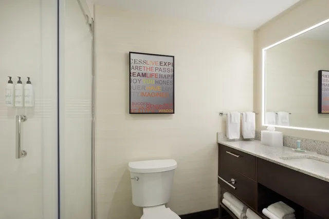 جناح ركني بسرير كينج بغرفة نوم واحدة مع أريكة، TownePlace Suites by Marriott Toronto Oakville (ex Quality Suites) 2/3