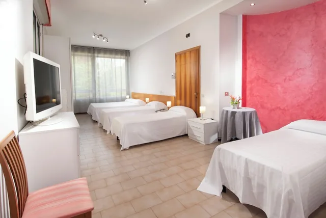 Family, 1 Double and 3 Single Beds، Hotel Le Querce 1/3