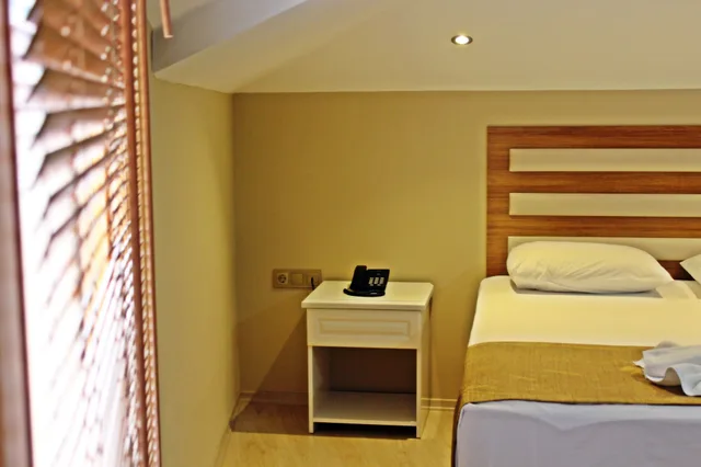 غرفة بسرير مزدوج بشرفة، Feza Otel 1/6