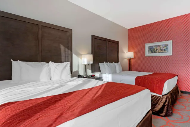 غرفة بسريرين كوين، Comfort Inn And Suites Near Stadium 2/5