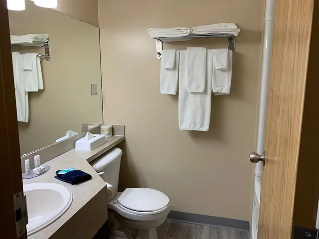 غرفة بزنس بسرير كوين مع أريكة، Super 8 Swan River Mb 6/6