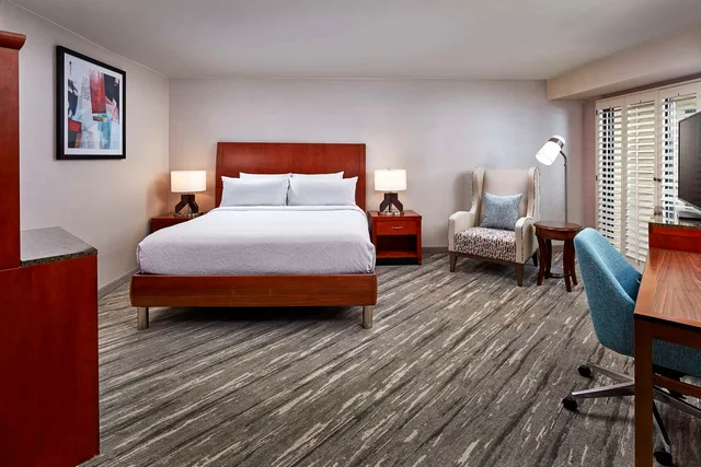 غرفة بريميوم بسرير كينج بإطلالة على المسبح بشرفة، Hilton Garden Inn Valencia Six Flags 1/2