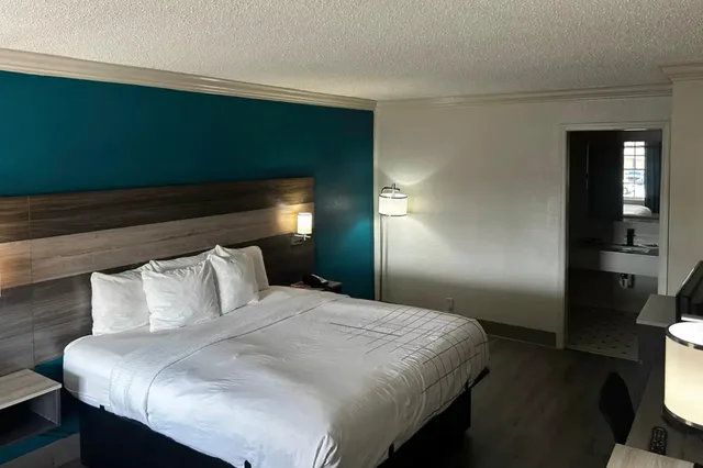 غرفة بسرير كينج، Quality Inn & Suites Metairie, LA 2/3