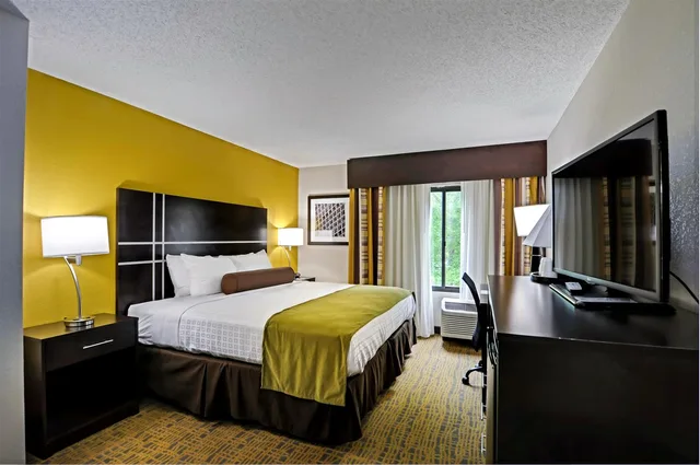 غرفة بسرير كينج لذوي الإعاقة، Best Western Plus Hanes Mall Hotel 1/3