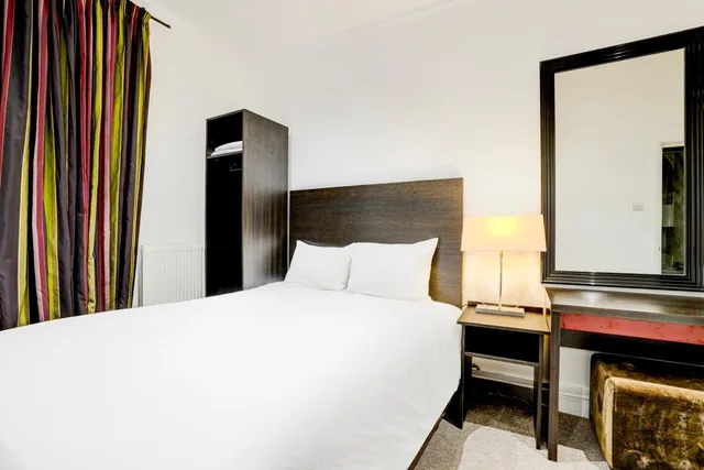 Standard Quad Room، London Shelton Hotel, Finsbury Park 1/6