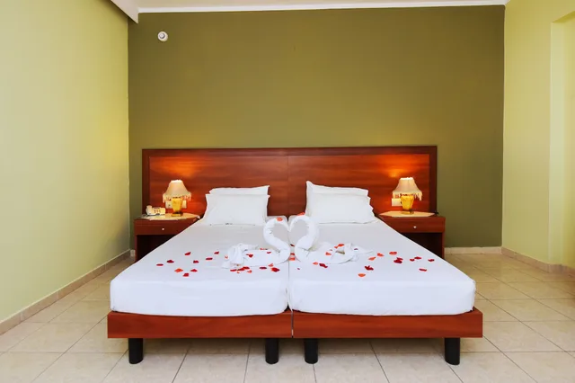 غرفة بسريرين منفصلين مع أريكة، Esmeralda Hotel 2/4