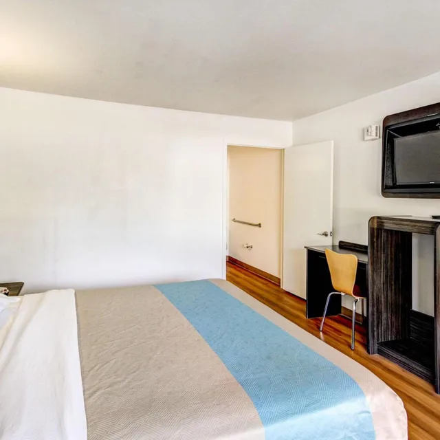 غرفة بسرير كينج لذوي الإعاقة، Motel6 Waco, TX - Lacy Lakeview 6/8