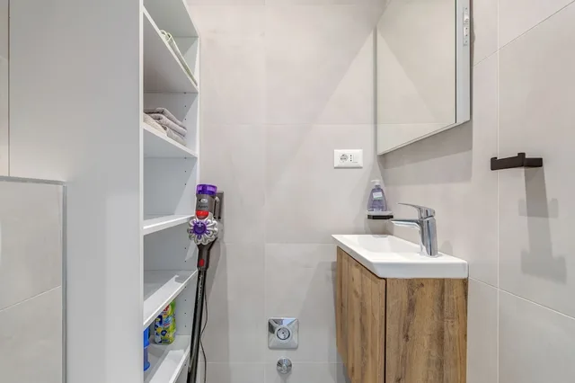 شقة بسريرين منفصلين وسرير كوين مع أريكة، Bells & Whistles, Comfortable Condo 7/9