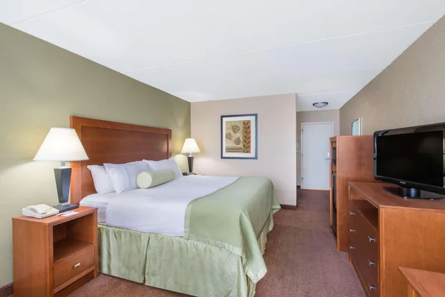 Room, King Bed, Hawthorn Extended Stay by Wyndham Ellsworth / Bar Harbor 4/4