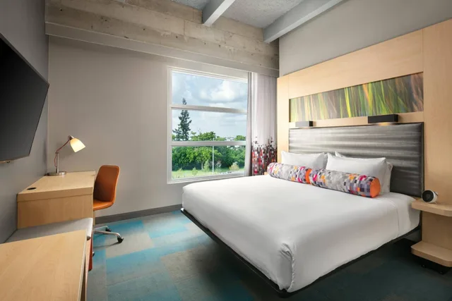 Splash, Guest Room, King Bed, Pool View، ALOFT MIAMI AIRPORT 2/5