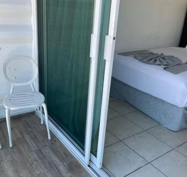 جناح تنفيذي بسريرين مزدوجين بغرفتين مع أريكة، Container Inn 6/6