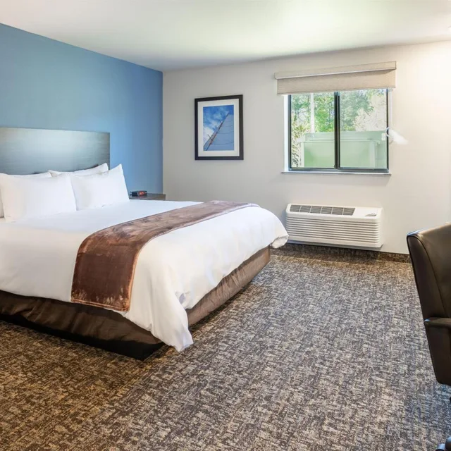 غرفة بسرير كينج وسرير كوين لذوي الإعاقة، My Place Hotel-Randolph, VT 1/4