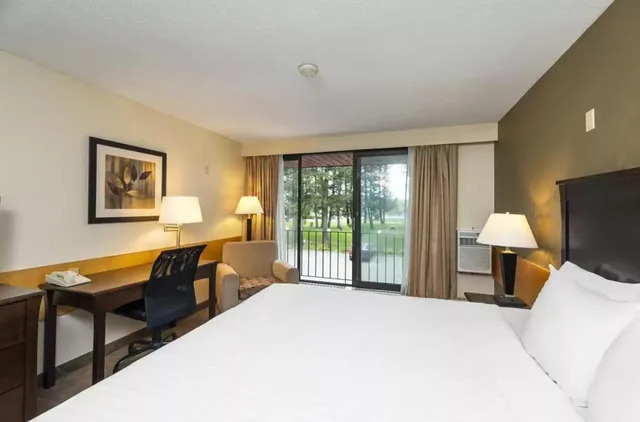 غرفة بسرير كينج بشرفة، Prestige Riverside Lodge Quesnel 2/5