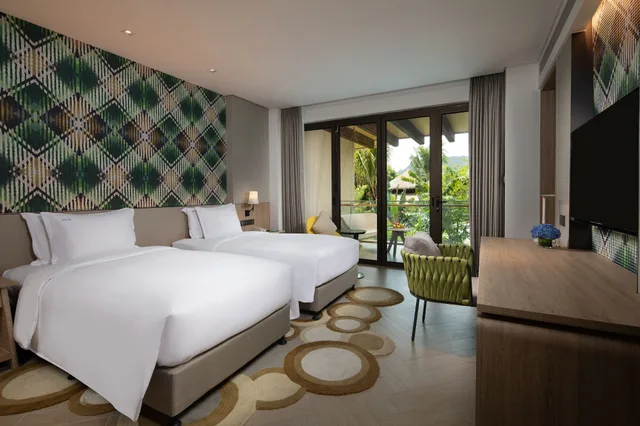 غرفة قياسية بسريرين منفصلين بإطلالة على الحديقة بشرفة، Holiday Inn Resort Qionghai Guantang 2/7