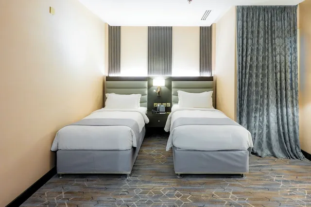 غرفة ديلوكس بسريرين منفصلين بإطلالة على المدينة بغرفة نوم واحدة، فندق سماء إن(Sama Inn Hotel Apartments) 1/4