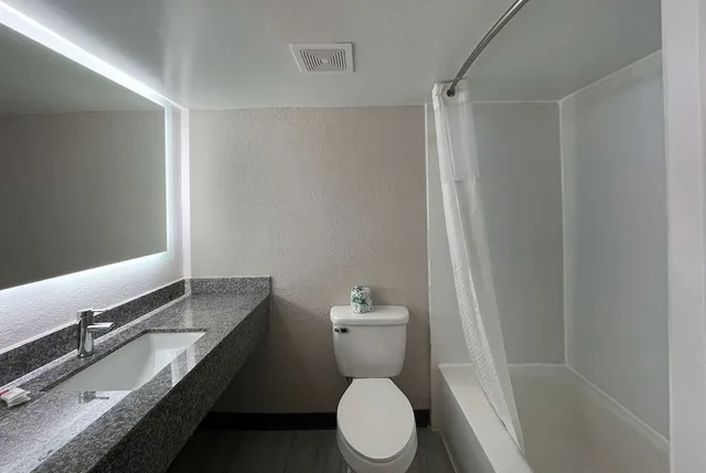 غرفة بزنس بسريرين كوين، Days Inn & Suites by Wyndham Port Huron 2/2