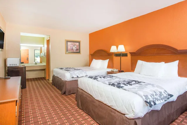 غرفة بسريرين كوين للمدخنين، Days Inn by Wyndham Athens 2/2