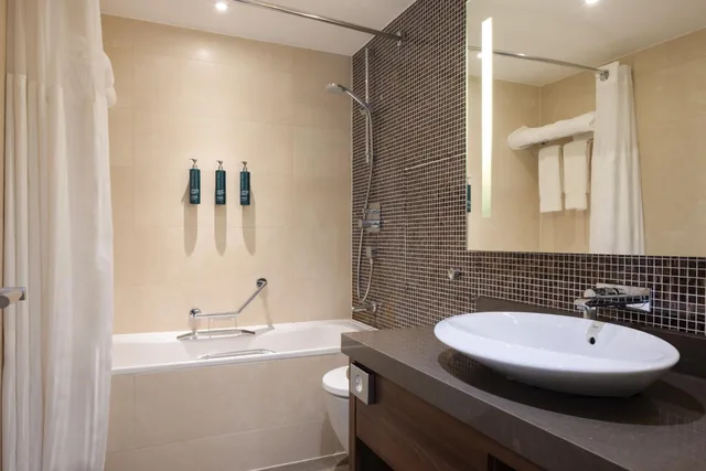 جناح جونيور، Hilton Cambridge City Centre 6/6